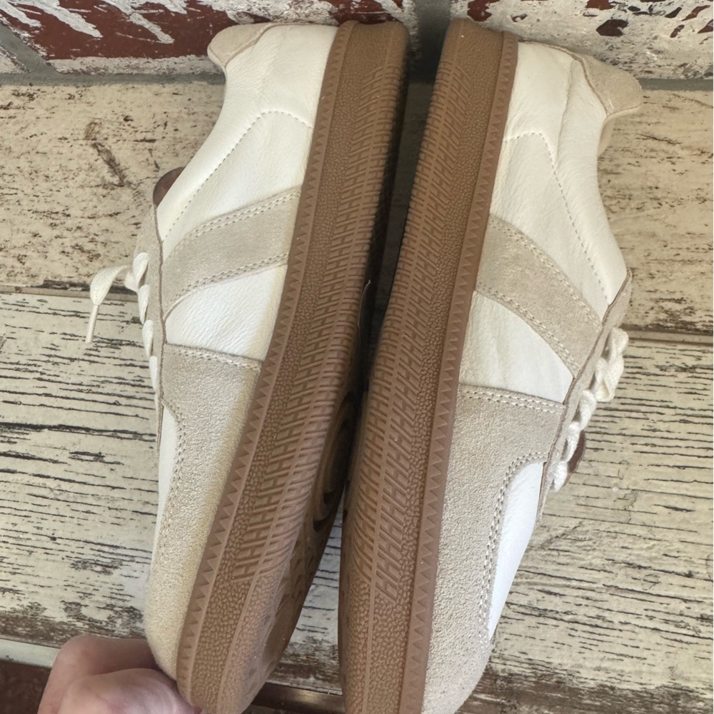 2 tone leather Sneakers- super cute comfy and chic😎zoom in for all the details! - Picture 9 of 11